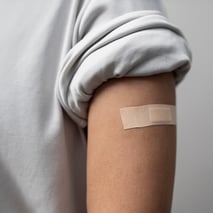 pansement au miel de manuka Puri New Zealand collé sur le bras d'une personne