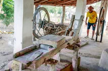 moinho de mandioca, casa de farinha, mandioca, trabalho manual, agricultura, farinha, segurança alimentar, negócio familiar, brasil, colheita, brasil viagens
