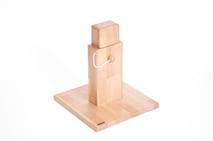 Yoga Stumpen flach verstellbar von yogawood. Für vielseitige Anwendung in verschiedenen Asanas (Viparita Dandasana, Setu Bandhdasana, Sirsasana, Brustöffnung, etc.). Vertieft die Rückbeuge. 