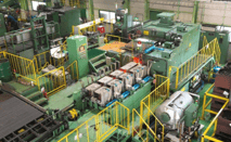 棒材が１本ずつ鍛造機に投入されます