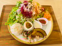 カフェで頂ける発酵プレート。新鮮な野菜たっぷりランチは味も絶品!美味しいヘルシーランチに気分も上がります。