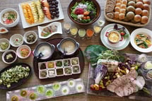 朝食ビュッフェ。約50種類のビュッフェは、自家農園の新鮮な島野菜と平飼い卵ほか、発酵技術を使い、素材そのものの味をお楽しみいただけるようになっています。(ヴィーガン対応可)