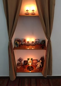 Altar iluminado por velas