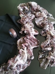 Leichter Schal Fr. 3.-, passender Armreif Fr. 1.50