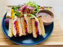 ひよこ豆&酢漬け野菜のカンパーニュ(ヴィーガンメニュー)。