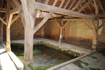 L'intérieur du lavoir du Petit-Saint-Jean