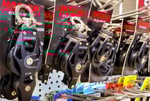 Beschläge, Winschen und Blöcke im Marks Baufachmarkt Schleswig