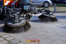 Reinigungsauto welches den Boden putzt