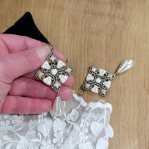 Boucles d'oreille dentelle ivoire et bronze