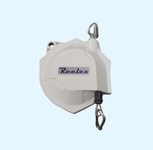 クリーニングガンを吊して、作業効率を上げるスプリングバランサーSTB15。ワイヤーの長さは130cm