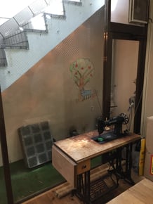 今時珍しい、足踏み式ミシン。もちろん完働品です。