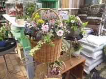 花の種類や色、季節、花器の種類で様々な表情を見せる。