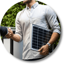 Junges Paar bei der Online-Finanzberatung