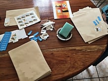 Drucken, falten, schneiden, unterschreiben, einpacken, zukleben, anschreiben, frankieren.