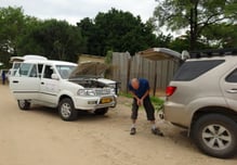 Beim Umladen vor Chris' Garage