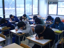 少人数制授業で頑張る中学生