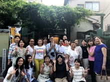 炊事場のお寺前で集合写真