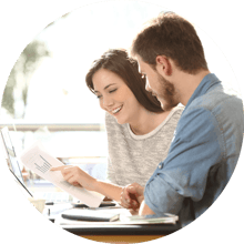 Junges Paar bei der Baukreditplanung