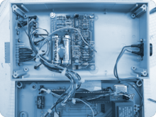 Elektronikgehäuse mit freiliegender Platine und verdrahteten Komponenten