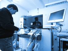 Mitarbeiter bedient einen SMD Bestückungsautomaten