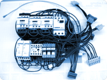 Einbaufertige Schützanordnung mit vollständiger Verkabelung für Gehäuseeinbau