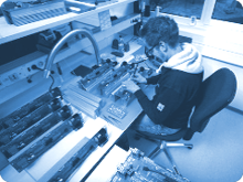 Mitarbeiter bei der Baugruppenmontage in der Fertigung