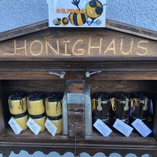 Honighaus Automat Imkerei im Holz Safenwil Schweizer Blüten und Waldhonig