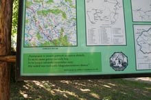 Głęboka inskrypcja z cmentarnej tablicy