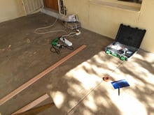 Arbeitsplatz auf der Veranda vor dem Haus