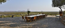Ein herrlicher Ausblick auf das Wasserloch und die Tiere verwöhnt die Gäste auf der Terrasse