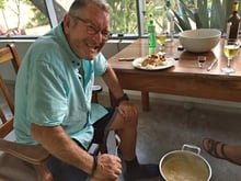 DJ und Fonduekoch Hansj ist halt ein Schweizer durch und durch