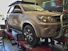 Mein Fortuner auf der Schlachtbank beim Orthopäden