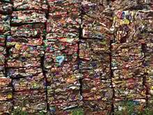 Gepresste und gestapelte Getränkedosen