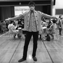 多数の実績を持つ、アニメ、映像制作、ロゴ、イラストを手掛けるマルチクリエイターYORIYASU