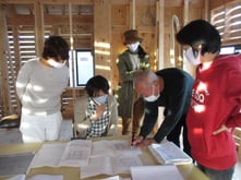 見学の現場にて提出図面のチェック