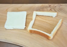 ➀「くるくるロール巻き」で使用したパンの耳以外の白い部分を使う