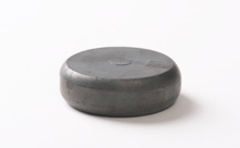 切断した材料を平らに圧し潰します