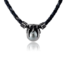 Geknüpftes Ledercollier mit einem Tahitiperlen-Anhänger in geschwärzten Silber, aus der Männerschmuck Kollektion Gremlin der Goldschmiede OBSESSION in Zürich und Wetzikon