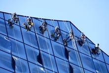 professionelle Fensterreiniger putzen große Glasfront 