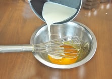 ⑥ ⑤に➃とバニラエッセンスを入れて混ぜる