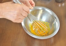 ⑤ ボールに卵黄を入れて、泡立て器でなめらかになるまで混ぜる