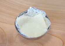 ➂ 包装で使ったアルミホイルをココット皿の内側に敷き②を入れる。