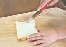 ➀包丁で切れ目を入れる