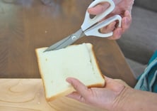 ② ①の切れ目からキッチンバサミで厚めに「ロ」の字状にカットする