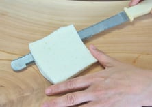 ② 厚みを薄くするため、包丁で半分に切る