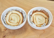 ⑤ ➂を布巾から取り出し、くるくると渦状に巻いて➃に入れる