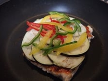 カラーピーマンをのせる