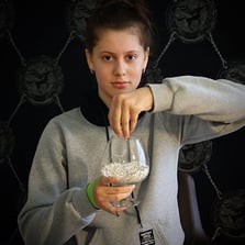 Lina Rigonelli, Goldschmiede-Lehrling bei der Goldschmiede OBSESSION, Zürich und Wetzikon.