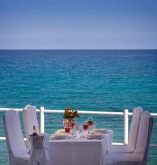 Hotel Istron Bay auf der Strandterrasse