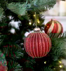 Rote Weihnachtskugel mit Gold von Chic Antique